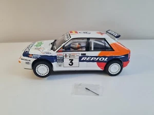 695 Scalextric TecniToys Coche LANCIA DELTA INTEGRALE SAINZ MOYA RALLY SLOT CAR - Foto 1 di 3