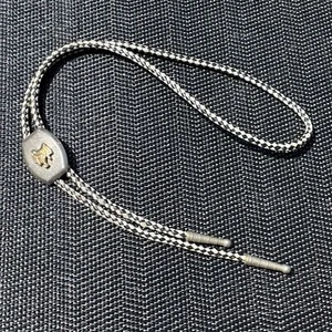 28" Unisex Black White Silver & Gold Metal Saddle Shape Bolo Tie Vintage - Picture 1 of 4