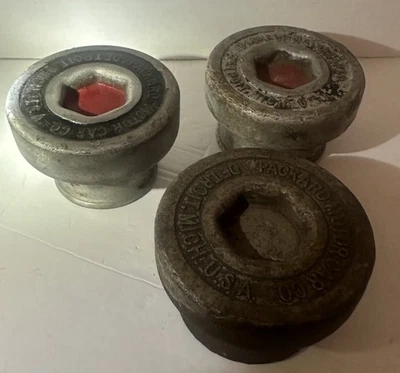 Antiguo juego de tres tapacubos centrales roscados Packard de 1920 Foto 1 de 3