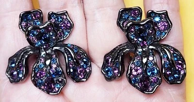 Conjunto grande firmado Kenneth Jane Lane pavé azul y púrpura iris flor clip pendientes Foto 1 de 4