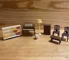 Lot de (8) meubles de poupée vintage en plastique miniatures