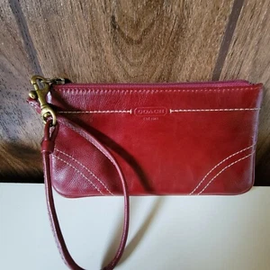 Portafoglio COACH in pelle verniciata grande pochette da polso vino rosso 7,25x4 - Foto 1 di 1