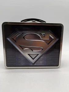 Vintage DC Superman Metall Brotdose geprägt S Emblem Silber Blau Farbe - Bild 1 von 4