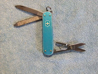 Victorinox 58 mm Alox Classic con básculas de mango azul aguamarina Foto 1 de 4
