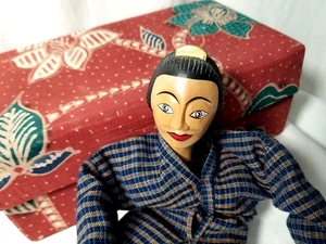 Indonesische Boneka Puppe handgeschnitzt Holz bemalt mit passender Schachtel Javaner Bali Vintage - Bild 1 von 15