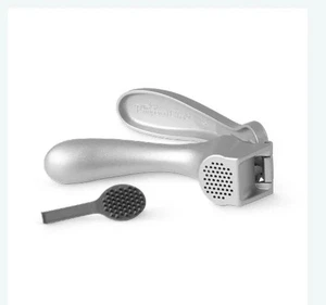 Prensa de ajo Pampered Chef #2576 aluminio plateado con herramienta de limpieza incorporada - Imagen 1 de 11