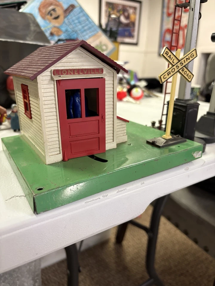 Lionel Post War Crossing Guard And Light Accessories - Image 1 of 3