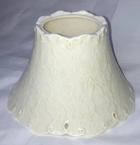 Yankee Candle Large Jar Porcelain Topper "Lace Eyelet" Beige w / Light Green Wash - Imagen 1 de 12