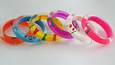 2 anillos vintage N 54 mm LUCITE resina acrílico mezcla diseño banda estrecha elección de color Foto 1 de 4