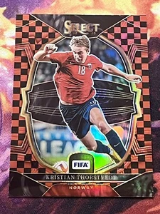 2022-23 Panini Select FIFA Kristian Thorstvedt tablero de ajedrez rojo SSP #43 Noruega - Imagen 1 de 3