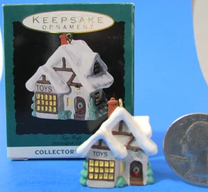 Hallmark 1993 ornamento miniatura antiguo pueblo inglés ~ tienda de juguetes - Imagen 1 de 7
