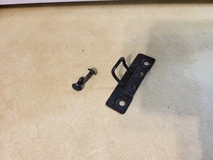 2004-2007 Nissan Murano Glove Box Latch Striker with Mounting Screws OEM - Bild 1 von 1