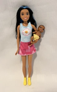 Muñeca vestida afroamericana Mattel Barbie Skipper Babysitters Inc. con bebé - Imagen 1 de 5