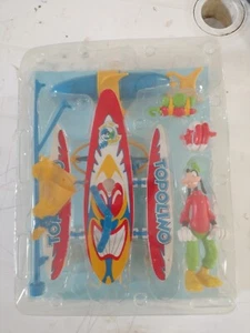 DISNEY TOPOLINO GADGETS TIKI TIKI BOAT PIPPO GOOFY WINDSURF ANNO 2006 #2645 - Foto 1 di 2