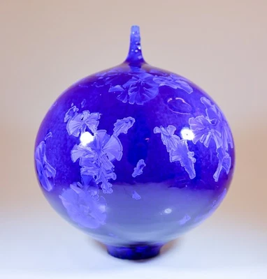 Jarrón de cerámica azul profundo Isak Isaksson esmalte cristalino artista contemporáneo Foto 1 de 4