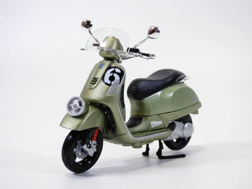 Scooter Piaggio VESPA 6 GIORNI vert 1/18 2017 - Image 1 of 1