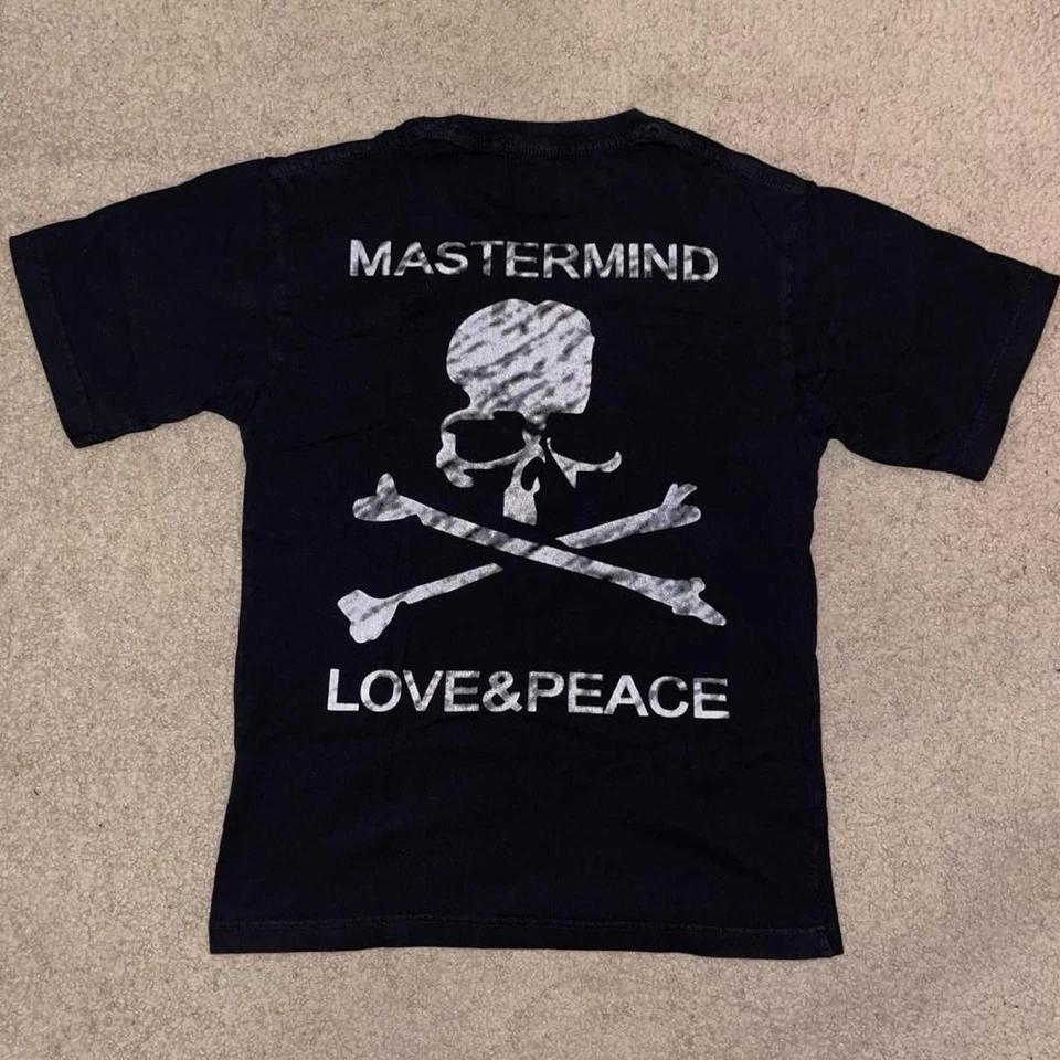 Camiseta Mastermind Japan Forever Young at Heart Love & Peace Negra Mediana Foto 1 de 3
