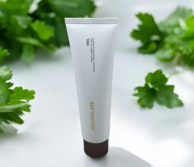 Large Veil Mineral Primer - All Day Oil-Free Makeup Primer with SPF 15 NOS - Image 1 of 4