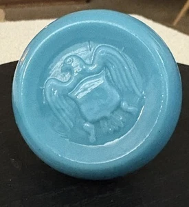 Tapón de botella de vidrio de escoria de águila vintage color azul claro crema - Imagen 1 de 3