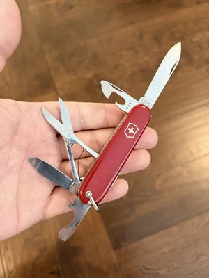 Escalador Victorinox Victoria vintage pequeño 84 mm con fianza y accesorios a escala Foto 1 de 4