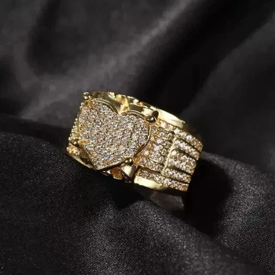 Anillo de boda redondo de 2,5 quilates con corazón de diamantes creado en laboratorio enchapado en oro amarillo de 14 quilates para hombre Foto 1 de 4