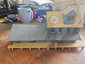 HO SCALE FREIGHT DEPOT, NICELY DETAILED, BLUE AND BEIGE - Picture 1 of 8