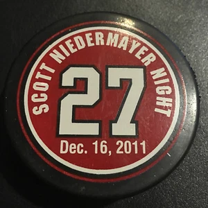 SCOTT NIEDERMAYER PUCK NJ DEVILS TRIKOT BANNER RUHESTAND NACHT #27 16.12.11 - Bild 1 von 12