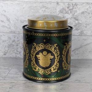 Illumicrate Exclusivo Monster Inside Metal Lata de Té Solo Un Monstruo Vanessa Len - Imagen 1 de 8