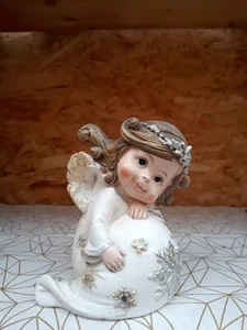 1 Engel weißes Kleidchen sitzend 9/6 cm .  - Bild 1 von 1