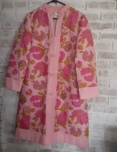 Vestido asiático acolchado vintage Saks 5th Ave década de 1960 floral impresionante talla S lectura - Imagen 1 de 7