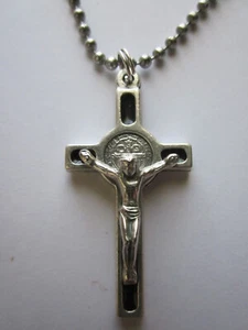 Collar Crucifijo Medalla San Benito Plata con Esmalte Negro Cadena Acero Inoxidable - Imagen 1 de 3