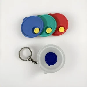 2 Stück Tupperware Deckel Kühlschrankmagnet und Schlüsselanhänger mit Schüssel & Deckel Sammlerstücke - Bild 1 von 18