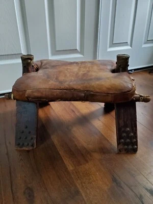 Banqueta Egípcia Sela de Camelo Desgastada Marrom Almofada Pé Otomana Vintage Latão - Imagem 1 de 4