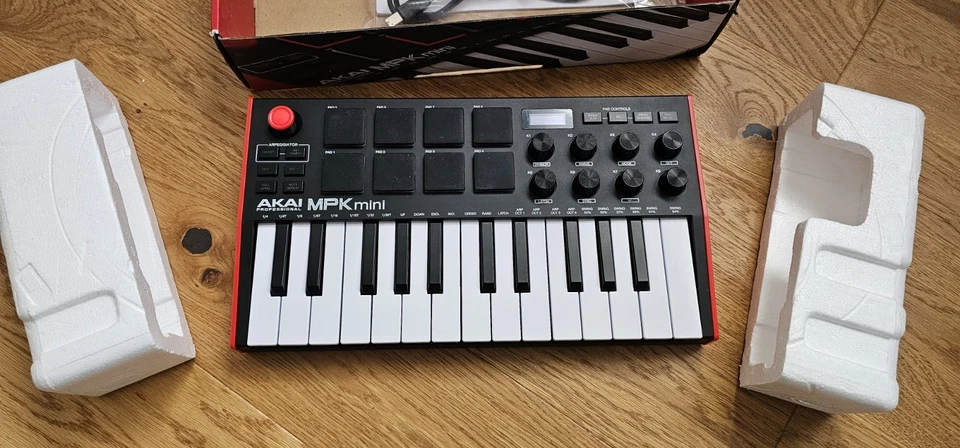 AKAI PROFESSIONAL MPK Mini Clavier Maitre + Boite + Cable Midi Controller piano - Imagen 1 de 4