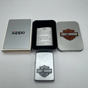 Harley Davidson Black Bar Zippo C XVI - NUOVO - Foto 1 di 6