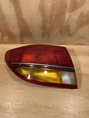 2000-2002 SATURN SERIE L LUZ TRASERA IZQUIERDA LADO CONDUCTOR CUARTO PANEL MONTADO OEM Foto 1 de 4