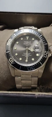 Reloj de cuarzo Invicta Pro Diver para hombre modelo 17055 esfera gris fecha ampliada 40 m Foto 1 de 4