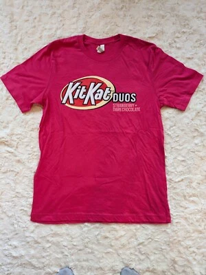 Camiseta Hershey's Kit Kat Duo's barra de doces chocolate amargo morango rosa adulto G - Imagem 1 de 4