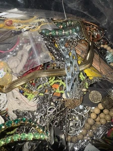 Mystery Lot 10 Pfund Modeschmuck Verschiedenes Konvolut meist tragbar Pfund - Bild 1 von 1