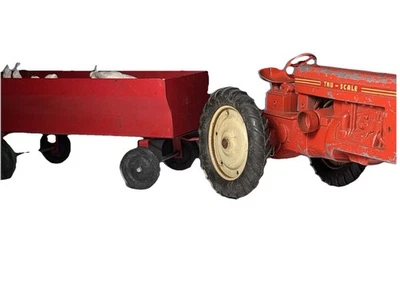 Trator de aço vermelho vintage da década de 1950 escala Tru com vagão e animais de fazenda – Original. - Imagem 1 de 4