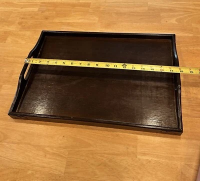 Bandeja de madera con asas y herrajes de latón Foto 1 de 4