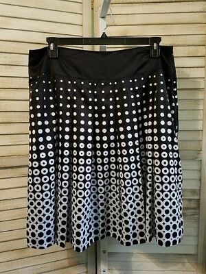 Falda para mujer Style Company talla 12 negra blanca lunares círculos cremallera plisada Foto 1 de 4