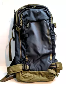 ⭐DAKINE Poacher 22L Backpack Multi Zipper Pockets New w/o Tags 2 Tone Green Gray - Picture 1 of 17