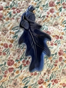 Piatto in ceramica blu a forma di foglia lungo 6" con ghiande - Foto 1 di 3