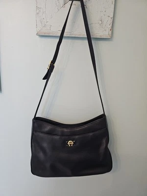 Bolso de hombro Aigner de cuero liso negro con herrajes dorados  Foto 1 de 4