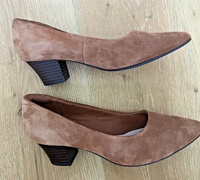 CLARKS FEMININO TERESA STEP PUMPS CHOCOLATE CONHAQUE MARROM CAMURÇA SAPATOS SALTO ALMOFADA - Imagem 1 de 4