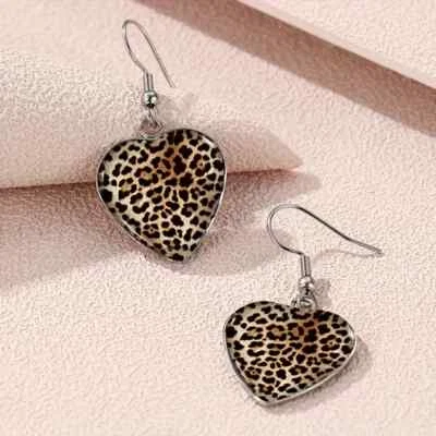 Pendientes colgantes de vidrio con estampado de leopardo en forma de corazón de acero inoxidable únicos Foto 1 de 3