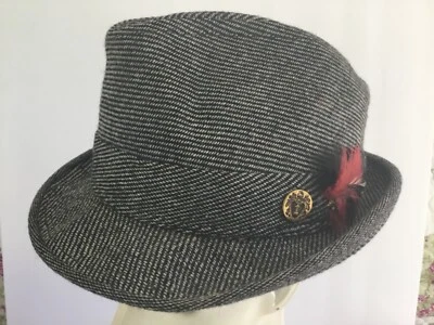 VTG MEDIUM MENS GRAY BLACK TWEED FEDORA HAT MENS SZ 7 VINTAGE USA FEATHER EUVC - Image 1 of 4