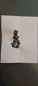 Bordado artesanal de punto de cruz acabado conejo de Pascua completo - Imagen 1 de 1