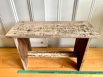 Banco pequeño de madera dura primitiva Foto 1 de 4
